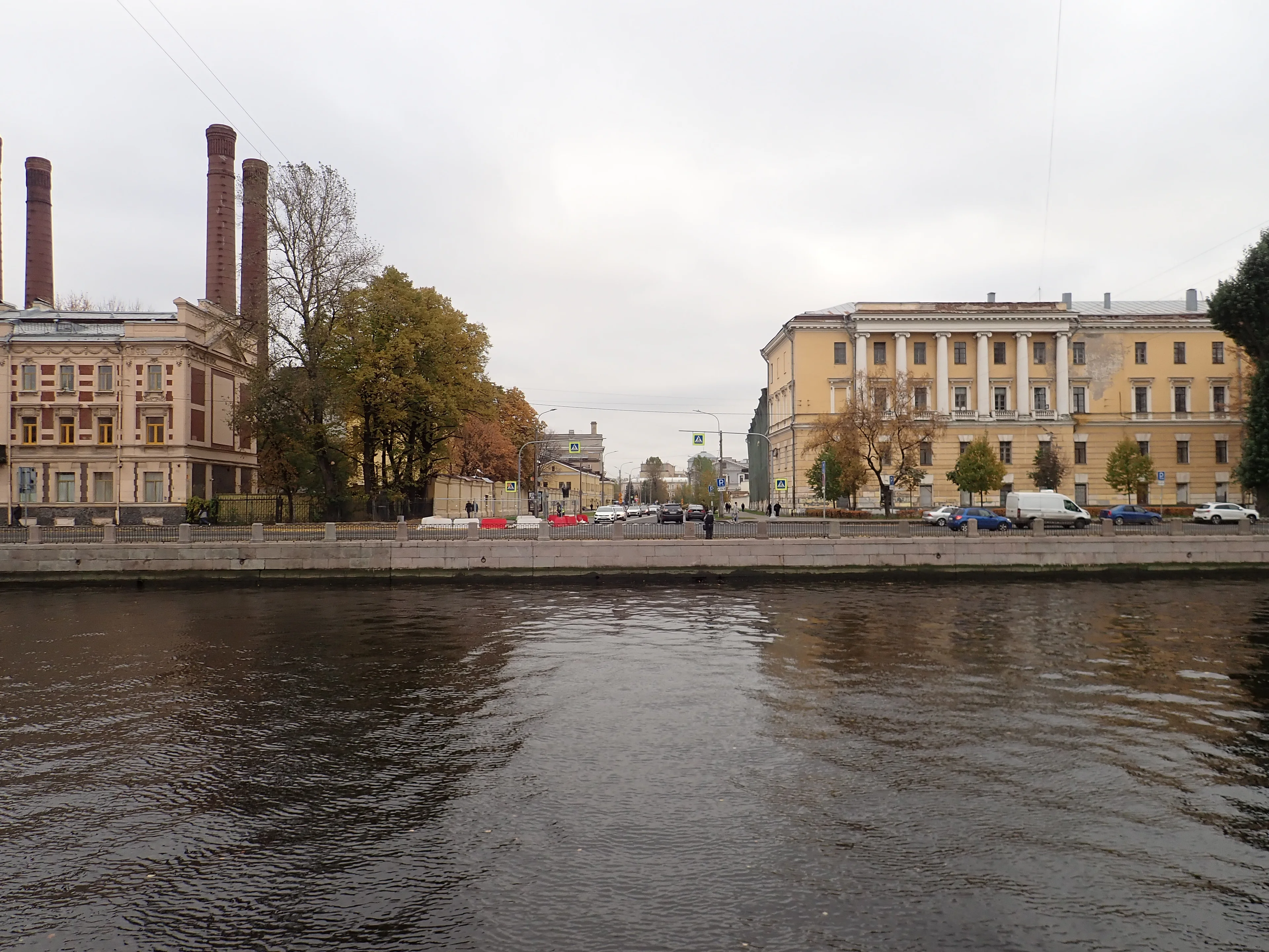 Набережная реки Фонтанки между домами №№104 и 106.